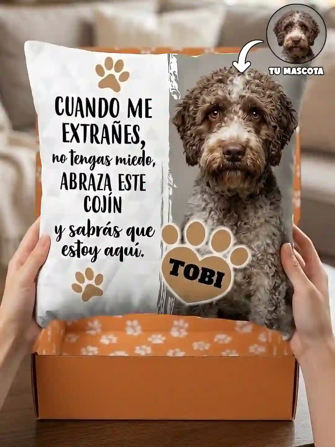 Cojín de TuHuella de 40 por 40 centímetros con la foto de un perro, el nombre Curro y la frase del diseño, sostenido sobre su caja